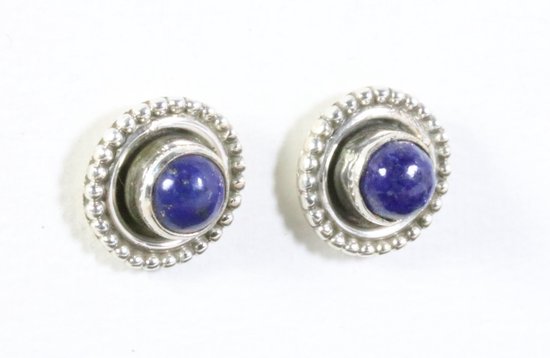 Fijne bewerkte ronde zilveren oorstekers met lapis lazuli