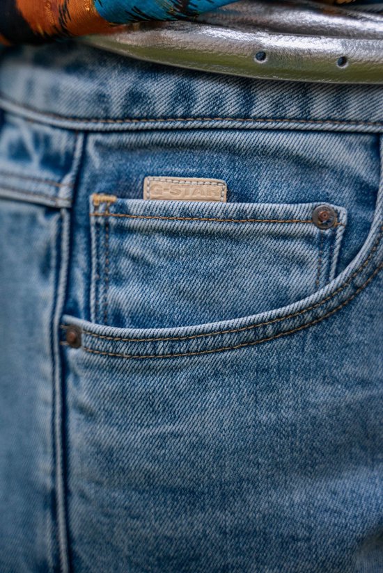 Detail van de zak van een lichtblauwe G-Star jeans.
