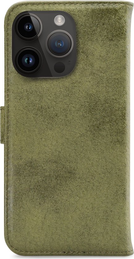 Coque de téléphone vert olive aspect daim, avec une découpe détaillée pour l'appareil photo.
