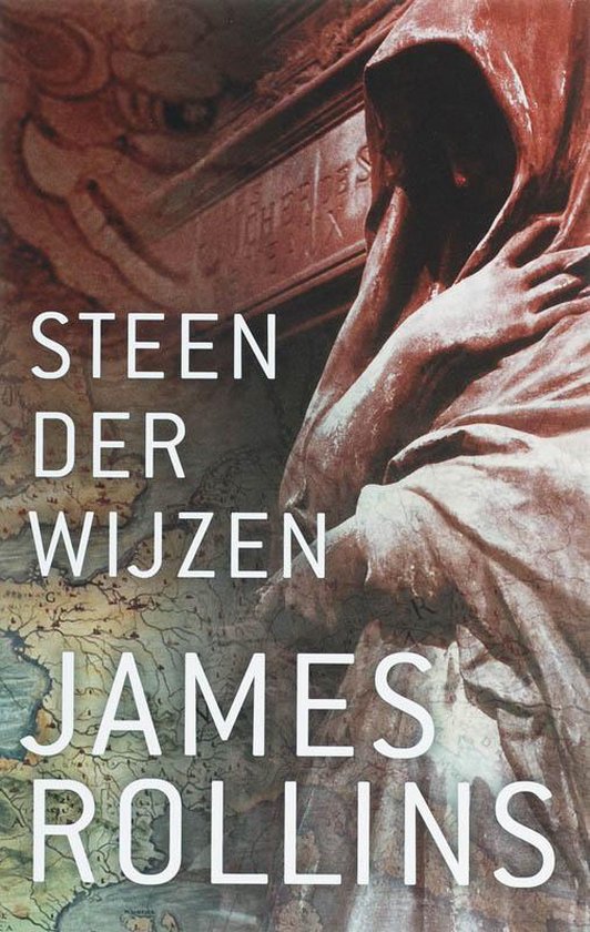 Boekomslag van "Steen der Wijzen" van James Rollins, met een beeld van een met rood gewaad bedekt figuur, een oude kaart en de titel van het boek.