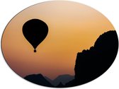 WallClassics - Dibond Ovaal - Silhouette van een Luchtballon en Bergen - 80x60 cm Foto op Ovaal (Met Ophangsysteem)