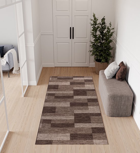 Tapis couloir à motif mosaïque brun dans un couloir près de la porte d'entrée.