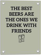 WallClassics - Tuinposter – Tekst: The best beers are the ones we drink with friends'' Groen - 30x40 cm Foto op Tuinposter  (wanddecoratie voor buiten en binnen)