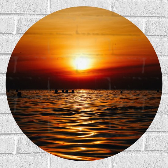 WallClassics - Muursticker Cirkel - Zwemmende Mensen in Zee bij Ondergaande Zon - 60x60 cm Foto op Muursticker