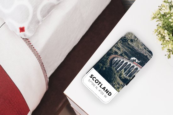 Telefoonhoesje Geschikt voor iPhone 7 telefoonhoesje - Schotland - Trein - Zomer - Spoor - Met vakjes - Wallet case met magneetsluiting