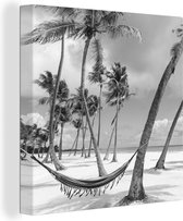 Canvas Schilderij Hangmat op strand van Dominicaanse Republiek zwart-wit - 90x90 cm - Wanddecoratie
