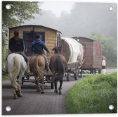 WallClassics - Tuinposter – Ouderwetse Caravan met Paard en Wagen - 50x50 cm Foto op Tuinposter  (wanddecoratie voor buiten en binnen)