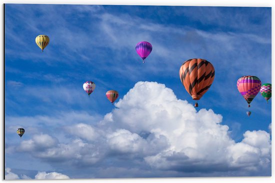 WallClassics - Dibond - Gropeje Luchtballonnen bij Witte Wolken - 60x40 cm Foto op Aluminium (Met Ophangsysteem)
