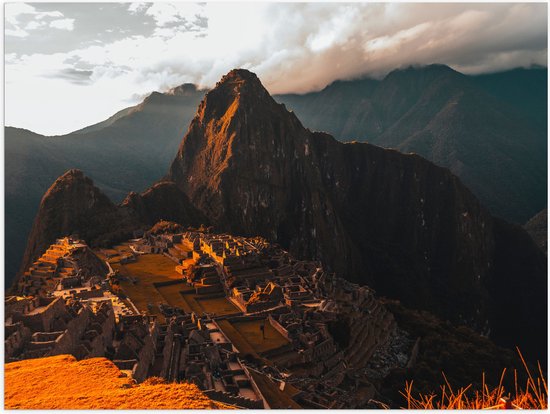 WallClassics - Poster Glanzend – Machu Pichu Berg in Peru bij Zonsondergang - 80x60 cm Foto op Posterpapier met Glanzende Afwerking