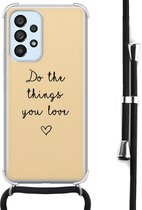 Hoesje met koord - Geschikt voor Samsung Galaxy A53 - Do the things you love - Verstelbaar zwart koord - Crossbody - Tekst - Transparant, Geel - Leuke Telefoonhoesjes