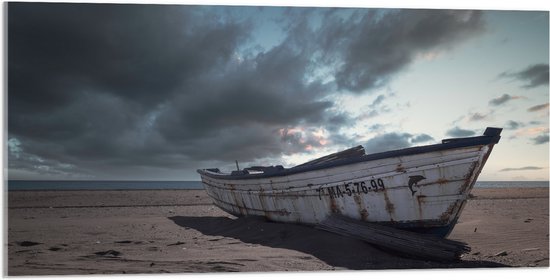 WallClassics - Acrylglas - Witte Boot op het Strand onder Donkere Wolken - 100x50 cm Foto op Acrylglas (Met Ophangsysteem)