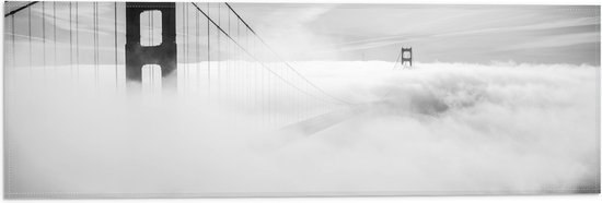 WallClassics - Vlag - Hevige Mist bij Grote Brug - Zwart / Wit - 60x20 cm Foto op Polyester Vlag