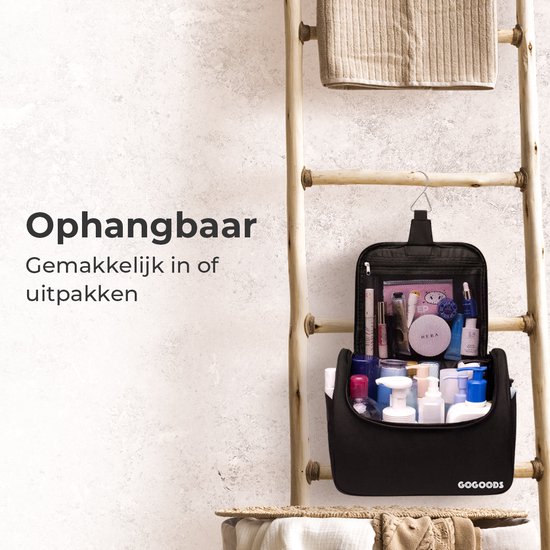 Zwarte GoGoods toilettas, opgehangen aan een houten ladder, met daarin diverse toiletartikelen zoals make-up en flacons.