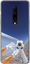 Geschikt voor OnePlus 7 Pro hoesje - Een illustratie van een keeper die de voetbal tegenhoudt - Jongetje - Meisjes - Kind - Siliconen Telefoonhoesje