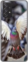 Geschikt voor Samsung Galaxy A53 5G hoesje - Close-up van een opvliegende duif - Siliconen Telefoonhoesje