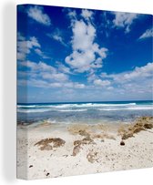 Canvas Schilderij Wit strand onder de heldere lucht met wolken op Isla Mujeres - 20x20 cm - Wanddecoratie