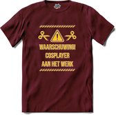 Attention ! Cosplayeuse au travail ! - Vêtements de cosplay, couture et artisanat - T-Shirt - Unisexe - Bordeaux - Taille S