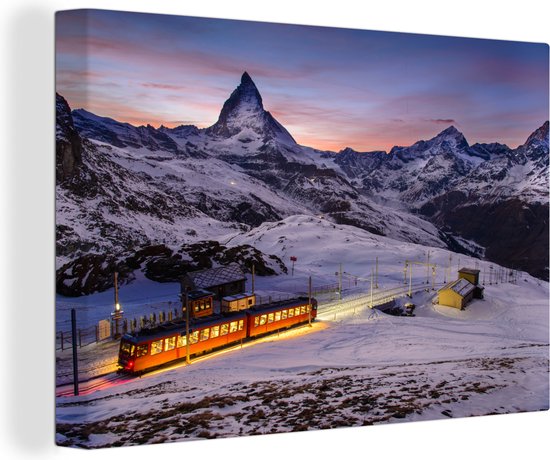 Canvas Schilderij Trein door het besneeuwde landschap in Zwitserland bij zonsopkomst - 90x60 cm - Wanddecoratie
