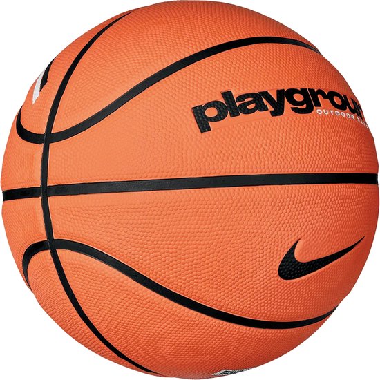 Oranje basketbal met zwarte lijnen, een zwarte Nike swoosh en "playground OUTDOOR GAME BALL".