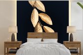 Behang - Fotobehang Bladeren - Zwart - Goud - Luxe - Planten - Breedte 300 cm x hoogte 300 cm