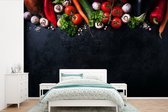 Behang - Fotobehang Groente - Kruiden - Specerijen - Zwart - Rustiek - Keuken - Breedte 420 cm x hoogte 280 cm
