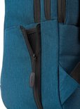 Detail van de blauwe Hedgren rugzak met zwarte rits en Hedgren logo.