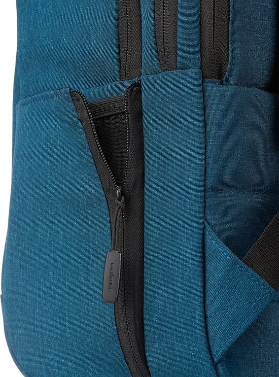 Detail van de blauwe Hedgren rugzak met zwarte rits en Hedgren logo.