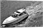 WallClassics - Tuinposter – Speedboot in Zwart Wit - 105x70 cm Foto op Tuinposter  (wanddecoratie voor buiten en binnen)