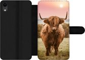 Bookcase Geschikt voor iPhone XR telefoonhoesje - Schotse hooglander - Zon - Lucht - Met vakjes - Wallet case met magneetsluiting