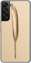 Geschikt voor Samsung Galaxy S22 hoesje - Goud geverfde veer op een gouden achtergrond - Siliconen Telefoonhoesje