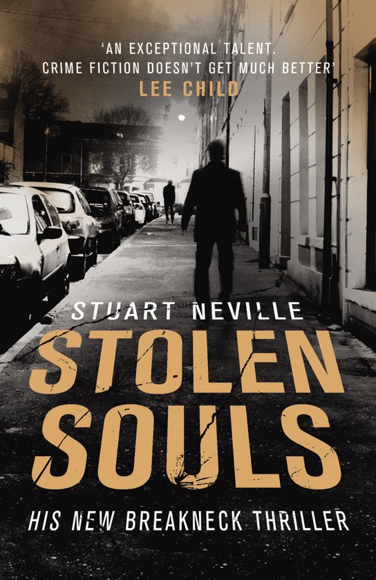 Boekcover met de titel 'STOLEN SOULS' in gele letters. Op de achtergrond een silhouet van een man in een straat met geparkeerde auto's.