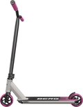 Grijze stuntstep met roze handvatten en roze wielen, vanaf de zijkant gefotografeerd.