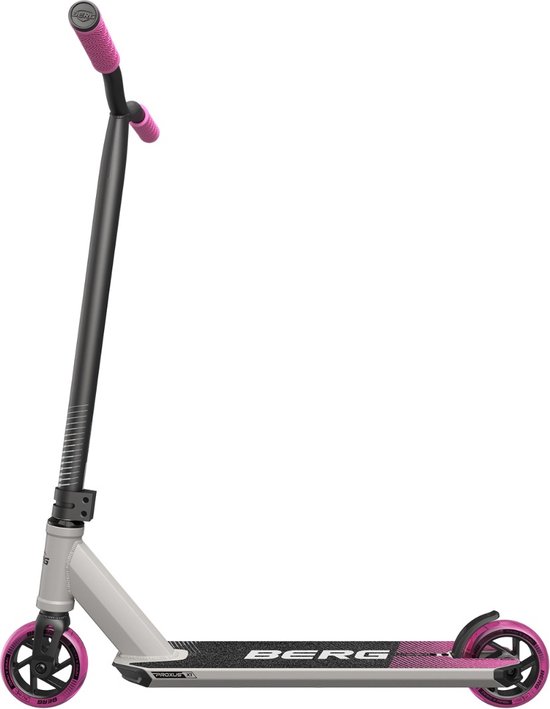 Grijze stuntstep met roze handvatten en roze wielen, vanaf de zijkant gefotografeerd.