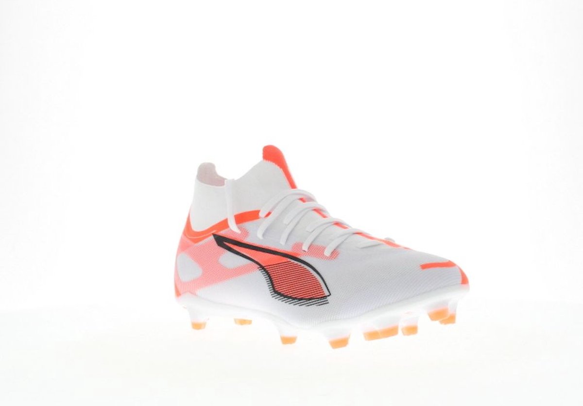 Witte PUMA ultra 5 match fg/ag voetbalschoenen voor heren met oranje accenten en een gestroomlijnd ontwerp.