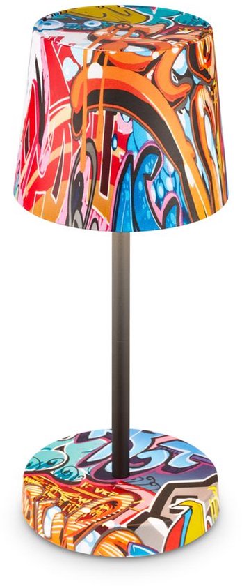 Lampe de table sans fil avec une base et un abat-jour ronds, tous deux avec un imprimé graffiti vif, sur fond blanc.