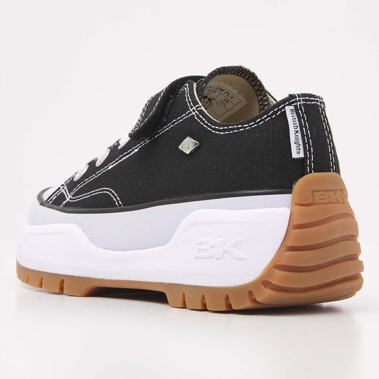 Zwarte lage sneaker van British Knights met witte stiksels, witte zool en bruine rubberen loopzool. Klittenbandsluiting.