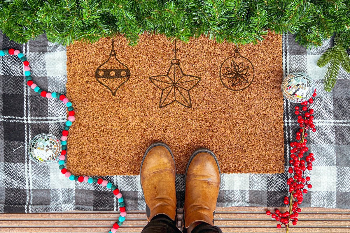 Laser-Point Christmas Ornaments | 90x60 cm | Nieuwe huis cadeau | Ingangsmat | Deurmat met stijl | Verhuizing cadeau | Praktisch & trendy | Perfect voor binnenkomst | Cadeau voor nieuwe woning bruin | zwart (gravering 90x60)