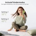 Meisje met lang haar houdt een groene Laifen föhn vast, met indicatie kindermodus.
