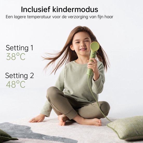 Meisje met lang haar houdt een groene Laifen föhn vast, met indicatie kindermodus.
