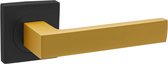 Gouden deurklink met zwart vierkant rozet, geïsoleerd op witte achtergrond.