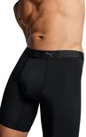 Close-up van de voorkant van een man die zwarte boxer briefs draagt met een Puma-logo op de tailleband.