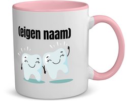 Akyol - 2 tanden koffiemok - theemok - roze - Tandarts - mondhygienist - met eigen naam - leuk cadeau voor iemand die tandarts is - cadeau - kado - 350 ML inhoud