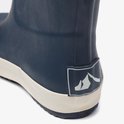 Botte de pluie bleu foncé avec arrière beige et logo de montagne.