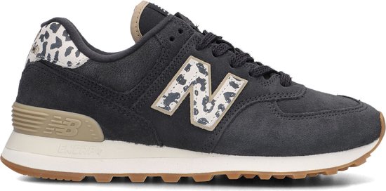 Grijze New Balance 574 sneaker met luipaard N-logo en hiel detail, bruine zool.