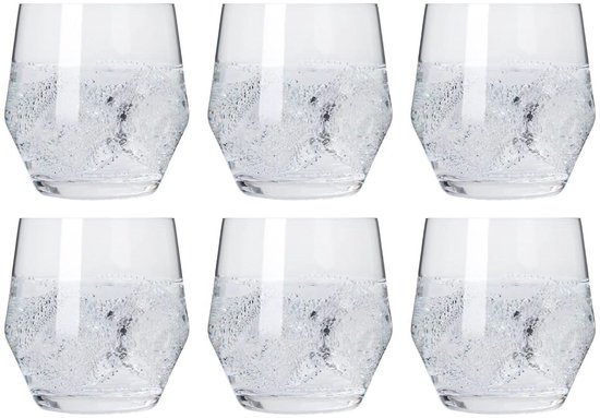 Zes glazen water met ijs en bubbels, elk gevuld tot ongeveer de helft.