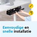 Een zwarte metalen kabelgoot onder een wit bureau, met handen die de goot installeren. Schroevendraaier en boor icoontjes.