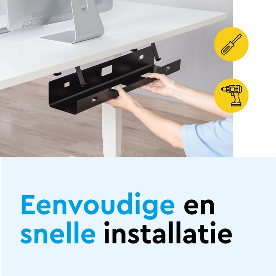 Een zwarte metalen kabelgoot onder een wit bureau, met handen die de goot installeren. Schroevendraaier en boor icoontjes.