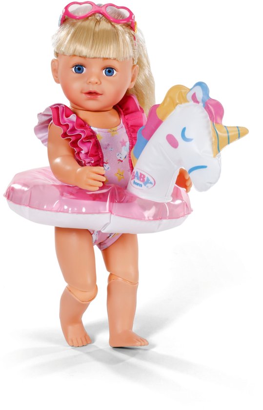 Baby pop met blonde pony, glitter zwemband in eenhoornvorm en een glitter zwempak.