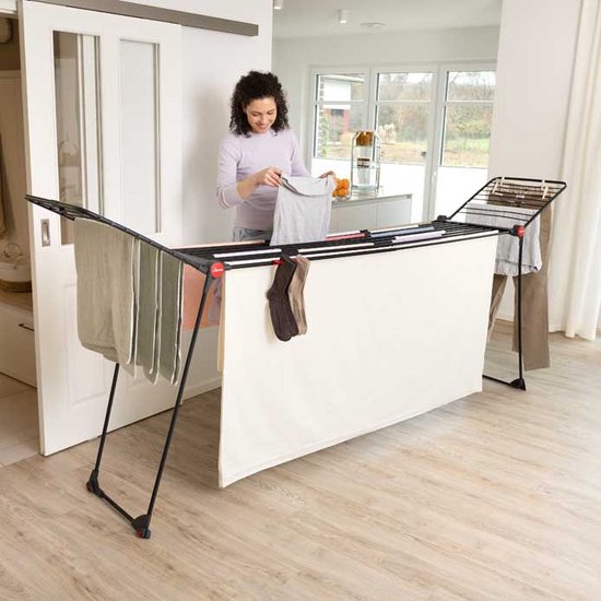 Vileda Infinity Flex droogrek in het zwart, met een vrouw die er wasgoed op hangt.