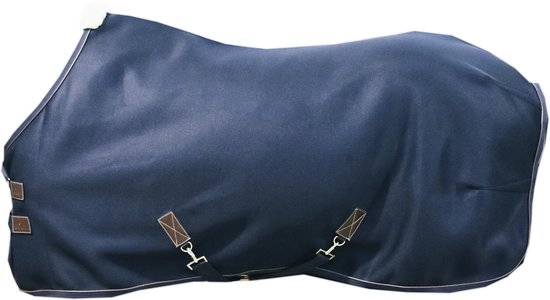 Geïsoleerde donkerblauwe 3D Spacer deken met witte imitatievacht bij de schoft en bruine sluitingen.